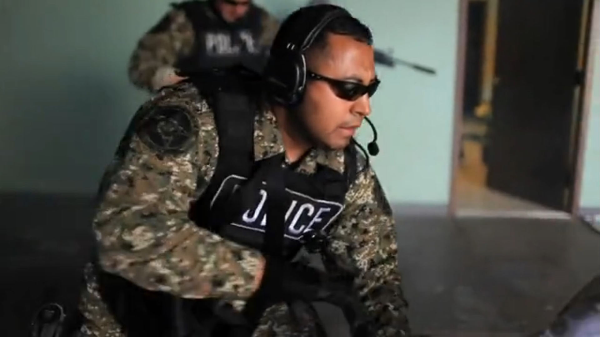 Soldier and swat member video -