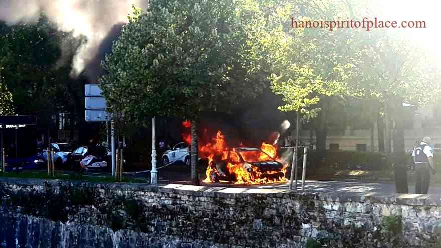 un coche arde en pleno centro de donostia