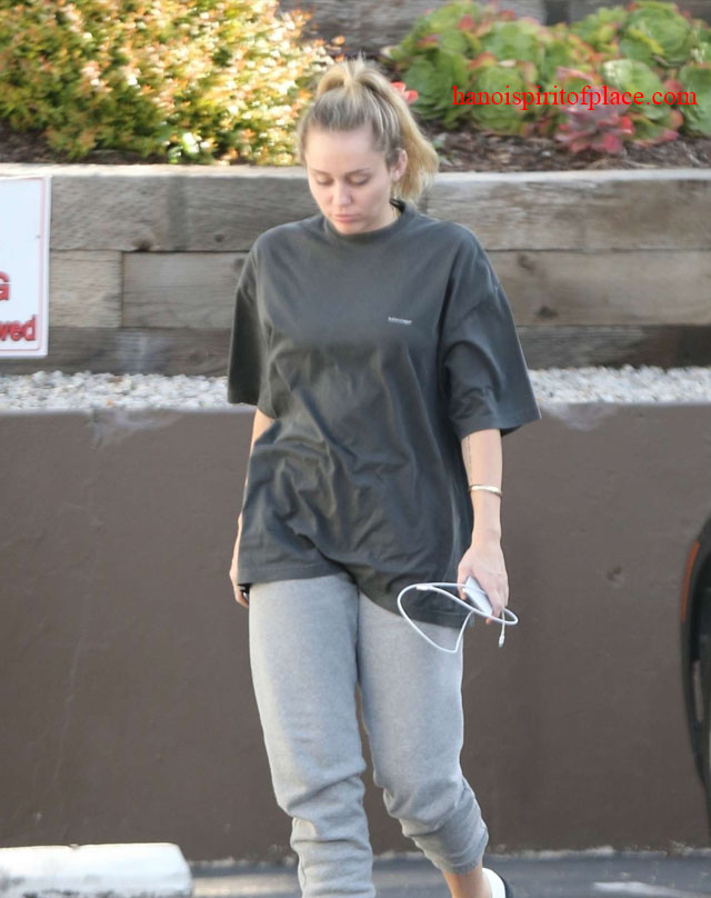 Miley Cyrus sweatpants photo