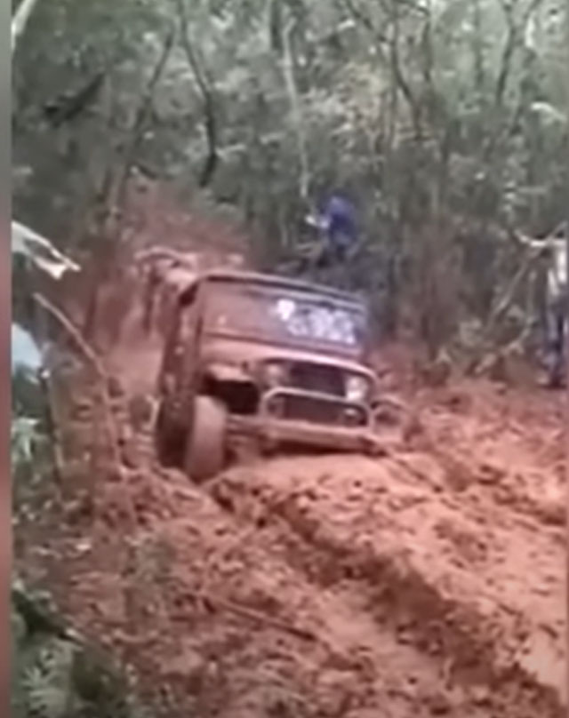 chain breaks pulling jeep full video