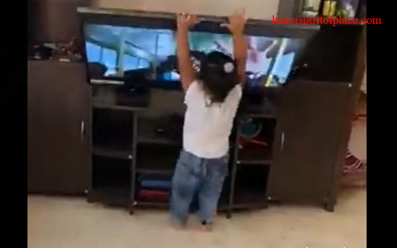 niña se le cae tele encima video real